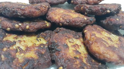 香辣可口的烤肉串，里面塞满了碎肉和chana
