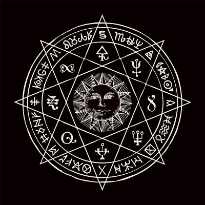 旗帜与手绘太阳和深奥的符号