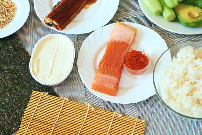自制寿司卷准备。传统配料产品食品在家庭厨房桌上随时准备就绪。亚洲食物的背景。前视图。
