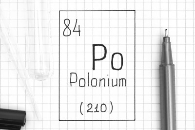 元素周期表。书写化学元素钋Po用黑笔，试管和吸管。