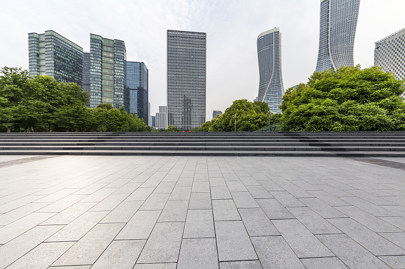 全景天际线和现代商业办公建筑与空的道路，空的混凝土广场地板