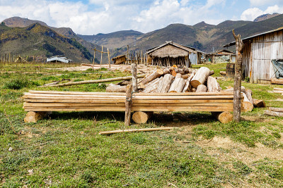 高山附近的村庄和农场