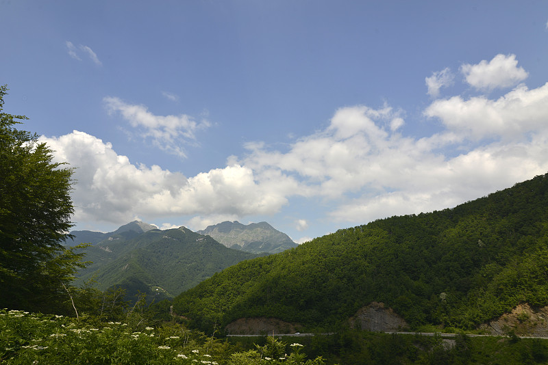 山路穿过巴尔干半岛的高地