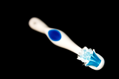 牙刷孤立在黑色背景上