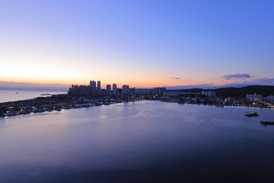 韩国江原道束草市黎明时分。