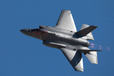 近距离观察F-35“闪电II”接近，加力燃烧器打开
