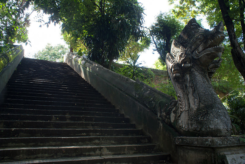 那伽雕像楼梯，Wat U-mong，寺庙在清迈，泰国