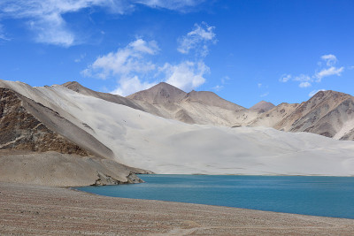 卡拉库尔湖周围的风景