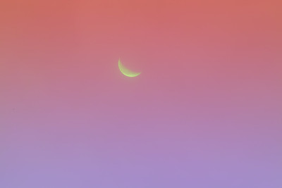粉红色天空中的新月