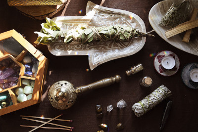 俯视图的一个祭坛的精力清洁与百年月桂香，鼠类束，圣棒和一个木制盒子