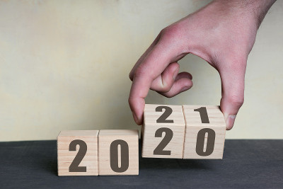 2020年新年改2021年概念，手换木方