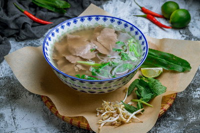 灰色的桌子上有牛肉粉煲汤。越南菜。