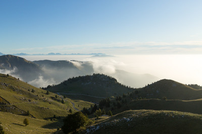 山的风景。格拉帕全景山，意大利阿尔卑斯山