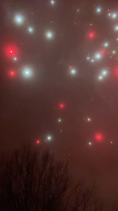 新年的火箭在天空。