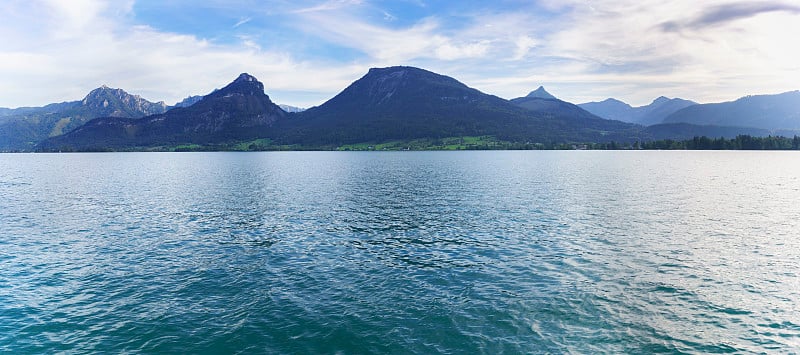 早晨的沃尔夫冈湖全景，圣沃尔夫冈im Salzkammergut，奥地利