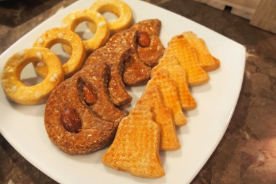 装有糖霜的姜饼圣诞饼干。