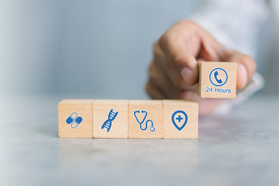 手工安排木块与医疗保健图标。健康保险的概念。