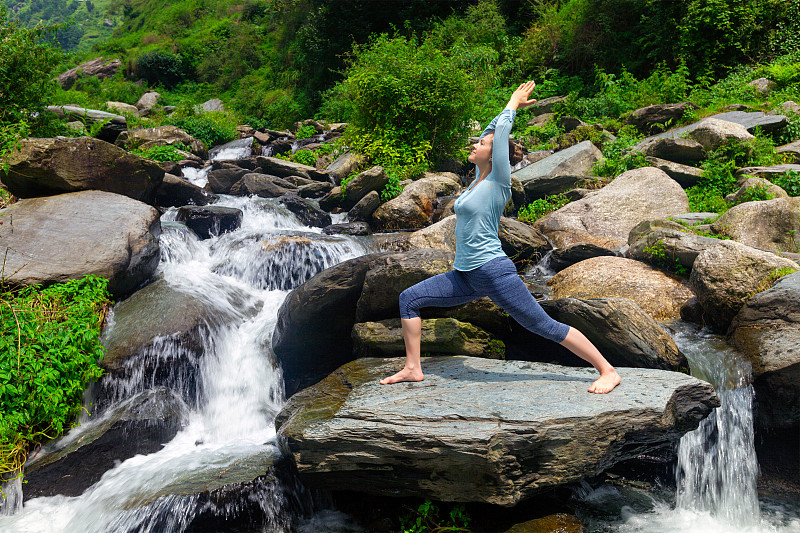 女人做阿斯汤加串联瑜伽体式Virabhadrasana 1勇士