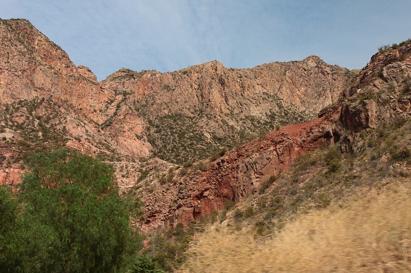 在Cañon del Atuel的石头景观与植物之间的石头