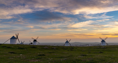日落时分，从坎波德克里塔纳(Campo de Criptana)俯瞰拉曼查(La Mancha)历史