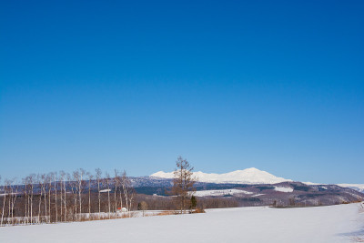 积雪残留的高地和雪山