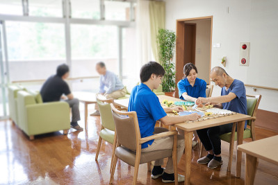 老年人和护理人员在护理设施娱乐