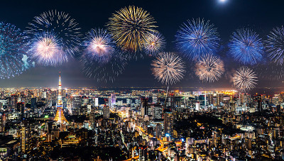 烟花在城市上空飞舞。