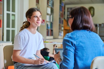 女学校心理学老师谈话和帮助学生，男青少年