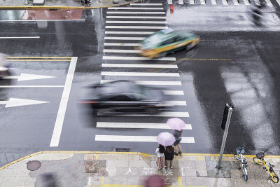 城市斑马线和建筑物在雨中