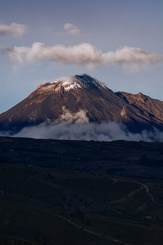 通古拉瓦火山位于厄瓜多尔