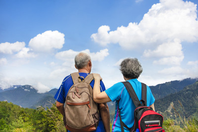 老两口在山上徒步旅行