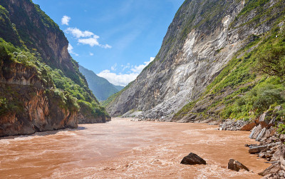 虎跳峡波涛汹涌，中国。