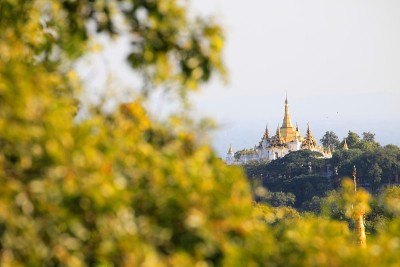 实皆山顶的金庙观景