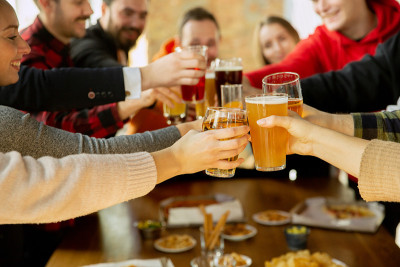 愉快的同事庆祝公司派对和公司活动