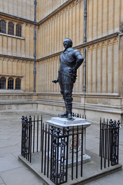 英国牛津大学老牛津大学图书馆院内托马斯·博德利爵士的雕塑