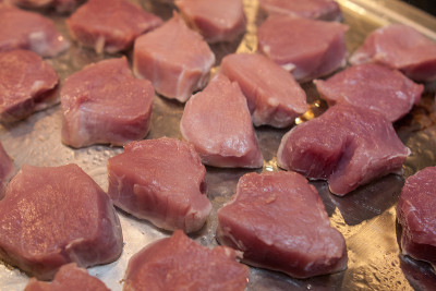 在金属盘上烤的生肉