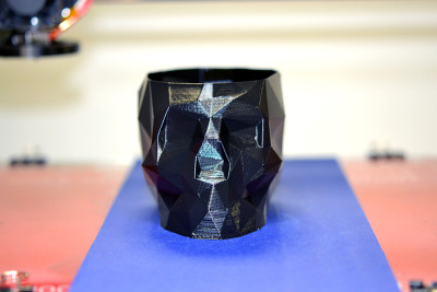 3D打印机打印出一个黑色头骨的特写模型