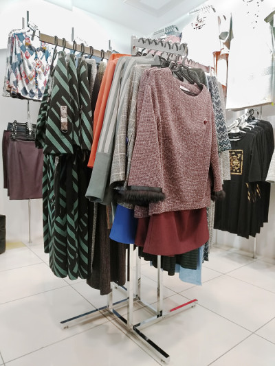 这家商店出售货架上的各种女装