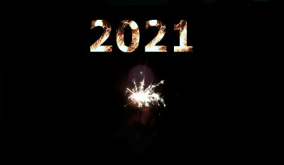 2021燃烧的火花。西尔维斯特背景横幅全景闪烁灯光烟花。庆祝用的烟花。手握魔术灯。