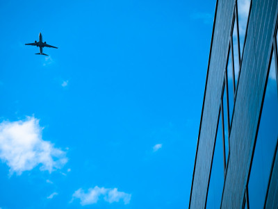 在大楼上空低空飞行的客机