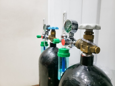 氧气瓶和调节器作为呼吸艾滋病