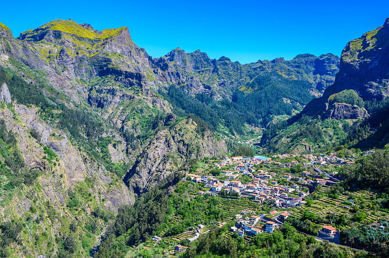 Curral das Freiras村在美丽的山景尼桑山谷，Câmara de Lobos市，葡萄牙