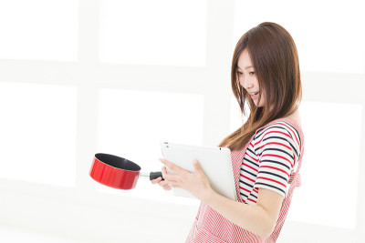 女人拿着平底锅