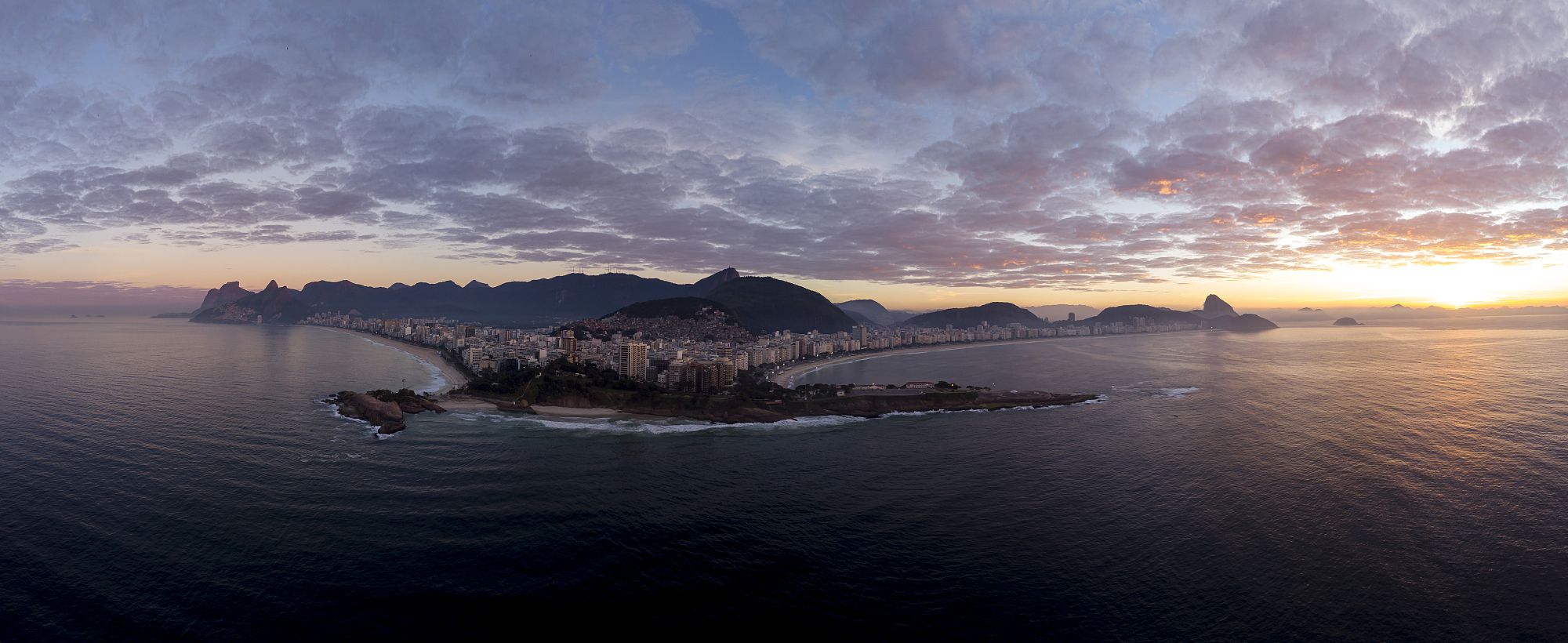 广阔的全景，以Arpoador岩石，伊帕内玛和科帕卡巴纳海滩在前景和更广阔的城市景观在背景