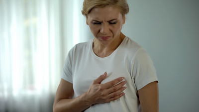 中年妇女乳房疼痛，乳房疾病，乳突痛