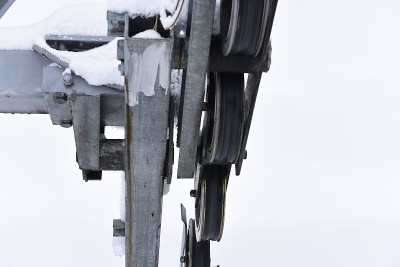 在山上滑雪缆车系统的近景