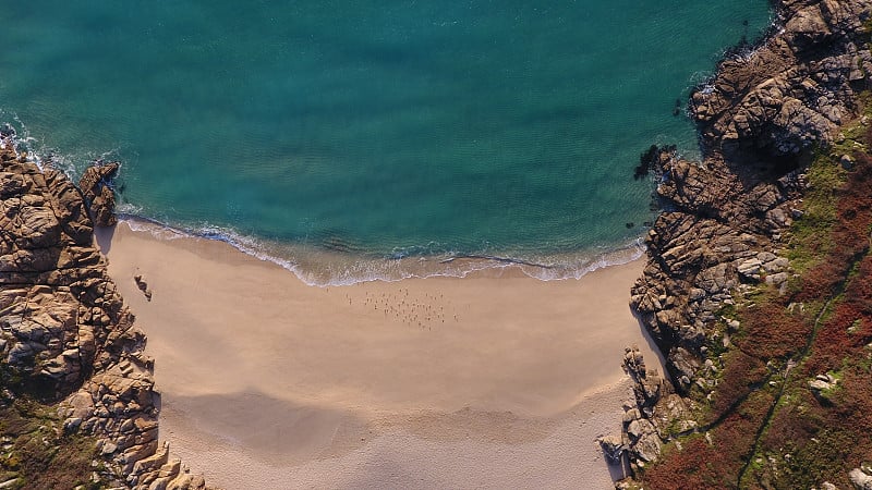 美丽的波斯科诺海滩，以岩石和海湾为特色