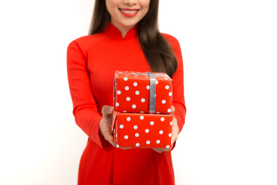 年轻女子微笑着在奥黛送两个礼品盒