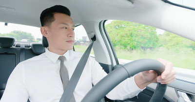 商业亚洲人驾驶汽车