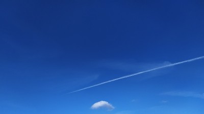 蓝色天空上的凝结条纹。